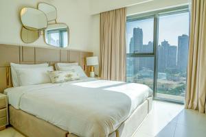 迪拜FIRST CLASS 2BR with full BURJ KHALIFA view的一间卧室设有一张大床和一个大窗户