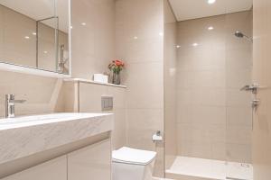 迪拜FIRST CLASS 2BR with full BURJ KHALIFA view的浴室配有卫生间、盥洗盆和淋浴。