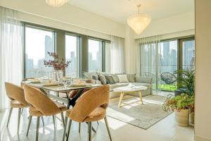 迪拜FIRST CLASS 2BR with full BURJ KHALIFA view的客厅配有桌子和沙发