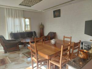 索维拉Villa ahlam的客厅配有木桌和椅子