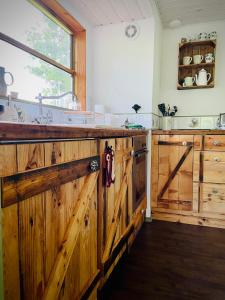 索恩堡Eulennest - Tiny House im Habichtswald的厨房设有木制橱柜和木制谷仓门。