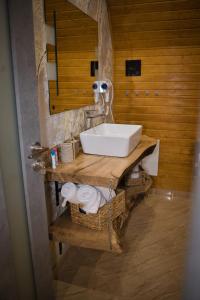 百乐·奥拉内斯蒂Cabana A frame Olanesti的木制柜台上带白色水槽的浴室