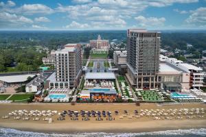 弗吉尼亚海滩Marriott Virginia Beach Oceanfront Resort的享有城市的空中景色,拥有海滩和建筑