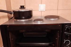 阿姆菲克利亚Ορεινό καταφύγιο Παρνασσού的厨房里炉灶上的锅
