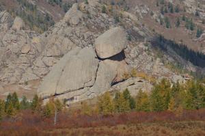 Nalayh我的蒙古环保蒙古包露营地的山中大块岩石