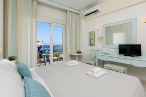 萨索斯Hotel Timoleon的一间卧室设有一张床,享有海景