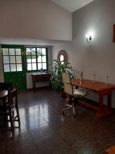弗龙特拉Vivienda vacacional Casa Rosi的客房设有书桌和桌椅。