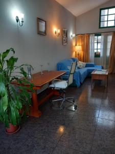弗龙特拉Vivienda vacacional Casa Rosi的客厅配有桌子和沙发