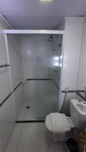 圣保罗Flat Hotel av Macuco São Paulo Ibirapuera UH-2710的带淋浴和卫生间的白色浴室