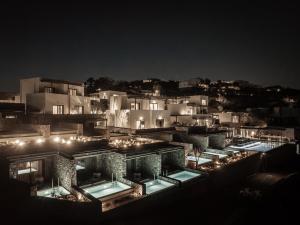 奥诺斯Enigma Mykonos Hideaway Suites的夜晚带灯光的城市景观