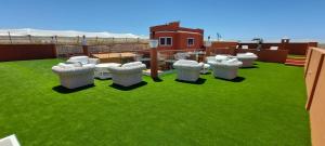 大加那利岛拉斯帕尔马斯Finca David Galdar的屋顶上有一个绿草和混凝土柱的院子