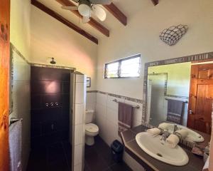 萨玛拉The Inner Light Yoga Lodge的一间带水槽、卫生间和镜子的浴室