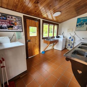 马纳普里Manapouri Holiday Park的厨房配有水槽和台面
