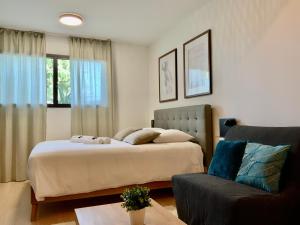 佩罗勒Les Loges de la Mer - Pérols的一间卧室配有一张床和一张沙发