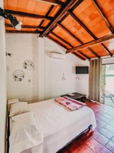巴拉瓜里Posada San Miguel的卧室配有白色的床
