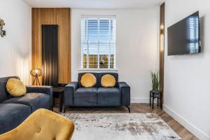 邓弗姆林Parkside 2 bedroom house near Dunfermline & Edinburgh的客厅配有两张沙发和一台电视机