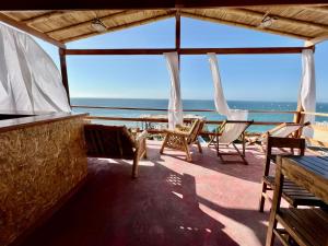 曼克拉Casa Hotel Pacific Máncora - Piscina & Playa的一个带椅子的海景庭院