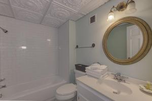 维克斯堡The Duff Green Mansion的一间带水槽、卫生间和镜子的浴室