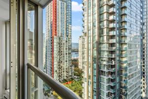 温哥华Downtown Luxury 1BR Coal Harbour的从两个高楼的阳台可以欣赏到风景