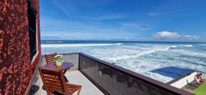 摩亚Altillo Vista Mar的阳台配有桌子,享有海景。
