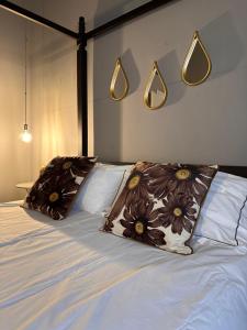 贝加莫Botta 9的一间卧室配有一张带两个枕头的床