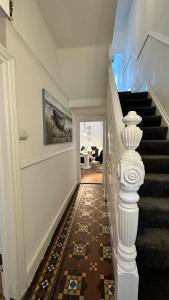 纽波特Victorian/modern house的带有白色栏杆和楼梯的楼梯