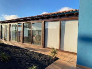 埃尔帕索Mirador Azul的房屋的一侧设有大型玻璃窗