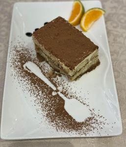 Belsh-QendraHOTEL UJVARA的一块白板上的巧克力蛋糕