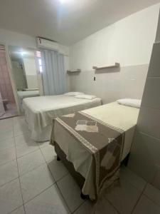 大坎皮纳Temporada CG - Casinha da Vovo的客房设有两张床和水槽。