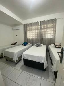 大坎皮纳Temporada CG - Casinha da Vovo的一间卧室设有两张床和窗户。