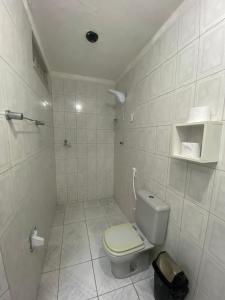 大坎皮纳Temporada CG - Casinha da Vovo的白色的浴室设有卫生间和淋浴。