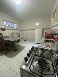 大坎皮纳Temporada CG - Casinha da Vovo的客房内的厨房配有炉灶