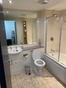 伯明翰Luxury 1 or 2 bedroom Apartment Birmingham City Centre的浴室配有卫生间、盥洗盆和淋浴。