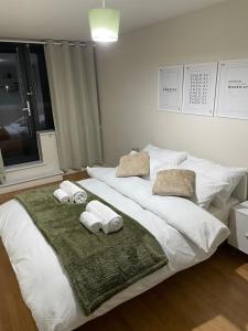 伯明翰Luxury 1 or 2 bedroom Apartment Birmingham City Centre的卧室配有带毛巾的大型白色床