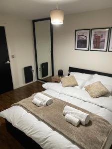 伯明翰Luxury 1 or 2 bedroom Apartment Birmingham City Centre的一张白色大床,上面有毛巾