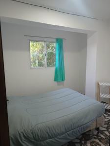 圣玛利亚Mi cielo的白色客房的一张床位,设有窗户