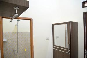 班达楠榜Haura syariah home stay的带淋浴的浴室和玻璃门
