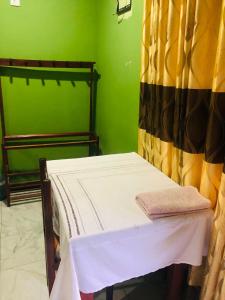 阿努拉德普勒River Garden Hotel Anuradhapura的小房间,配有床和窗帘