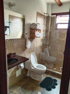 莱瓦镇Hotel El Peregrino De La Villa的浴室配有卫生间、盥洗盆和淋浴。