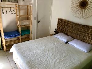 劳鲁-迪弗雷塔斯“Mar doce Lar”的一间卧室设有一张大床和梯子