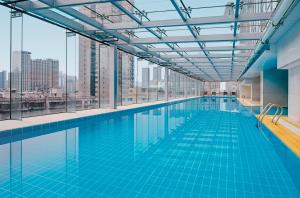 长沙长沙运达喜来登酒店的享有城市景致的游泳池