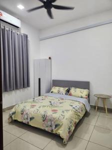 关丹MIHI Homestay Pantai Sepat的一间卧室配有一张床和吊扇