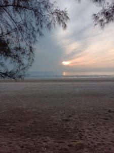 关丹MIHI Homestay Pantai Sepat的远处的海滩上阳光明媚
