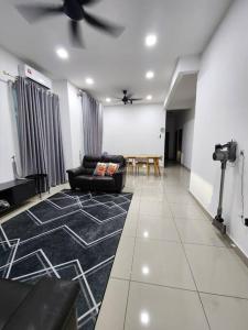 关丹MIHI Homestay Pantai Sepat的客厅配有黑色沙发和吊扇