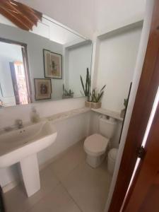 Verano eterno entre montañas的一间带水槽、卫生间和镜子的浴室