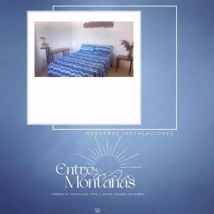 Verano eterno entre montañas的一张带蓝色被子的床的照片