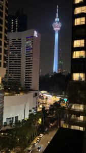 吉隆坡Summer suites near klcc的夜亮的空间针景