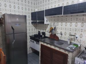 卡波布里奥CASA PERO CABO FRIO a 60 Metros da praia的厨房配有冰箱和水槽