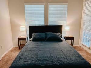 科珀斯克里斯蒂Warm 2-Bedroom Amongst Shaded Oaks的一间卧室配有一张大床和两盏灯