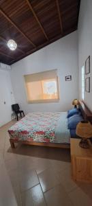 卡诺阿斯德蓬萨尔Casa de Playa Las Fragatas de Punta Mero的一间卧室设有一张大床和一个窗户。